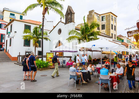 Chapelle et des personnes dans un bar avec terrasse dans le vieux quartier. Banque D'Images