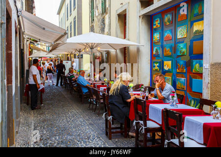 Restaurant dans un vieux quartier street. Banque D'Images