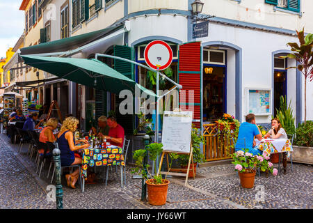 Restaurant dans un vieux quartier street. Banque D'Images