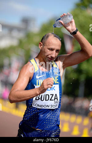 Sirhiy Budza, de l'Ukraine, concourant aux Championnats du monde d'athlétisme de l'IAAF, marche de 20 km dans le Mall, Londres Banque D'Images