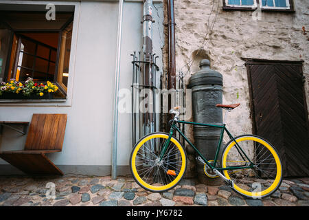 Seul vélo Vélos garés près de Old Cannon sur rue en Vieille Ville Européenne en soirée d'été. Banque D'Images