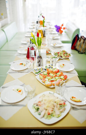 De délicieux plats tels que la salade et des canapés portant sur la table. Banque D'Images