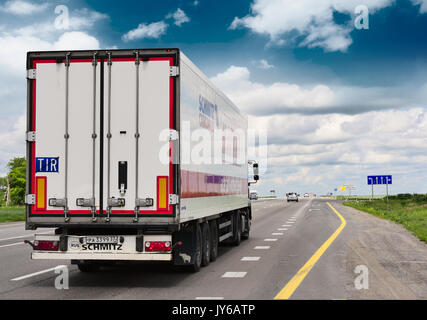 / DON ROSTOV. La Russie. M4-DON. 16 juin, 2016. La remorque transports voitures sur l'autoroute M4 Don. Au 16 juin 2008. La Russie Banque D'Images