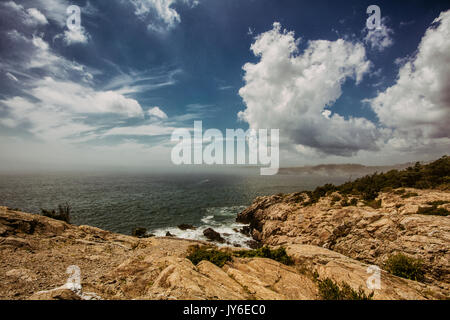 Brouillard de levage de Fort off Wetherill à Jamestown, RHODE ISLAND. Banque D'Images