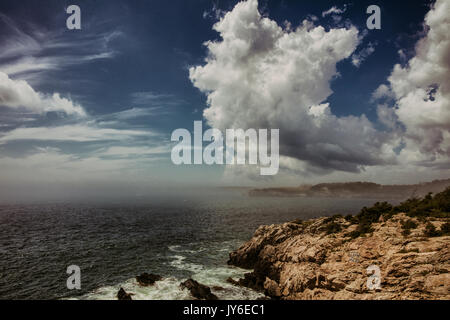 Brouillard de levage de Fort off Wetherill à Jamestown, RHODE ISLAND. Banque D'Images