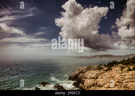Brouillard de levage de Fort off Wetherill à Jamestown, RHODE ISLAND. Banque D'Images
