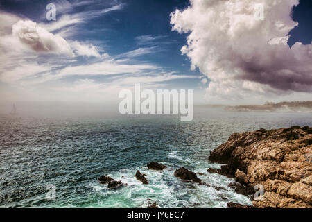 Brouillard de levage de Fort off Wetherill à Jamestown, RHODE ISLAND. Banque D'Images