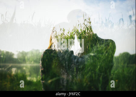 Double exposition de couple dans l'amour et de roseaux sur le lac Banque D'Images
