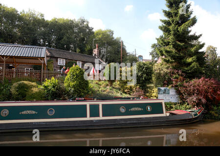 Un grand classique à l'extérieur du bateau amarré Inn par le Canal Caldon, Staffordshire, Cheddleton Banque D'Images