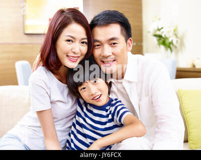 Portrait of asian père mère et fils à la caméra en souriant. Banque D'Images