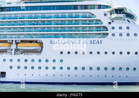 Bateau de croisière mouillant au large de la côte de Bar Harbor, Maine Banque D'Images