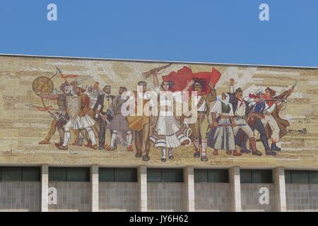 Façade du musée historique national de Tirana, Albanie, avec une mosaïque racontant la révolution. a nommé les albanais. sud-est de l'Europe. Banque D'Images