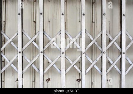 Thai gate house textures.vieille porte en acier. Banque D'Images