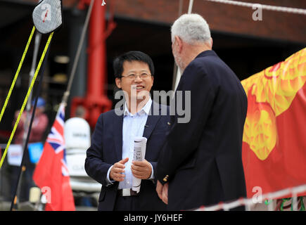 M. Qi Guanghui et Sir Robin Knox-Johnston au cours de la cérémonie de baptême de Shanghai à l'Albert Docks, Liverpool avant de démarrer ce dimanche de la Clipper Round the World yacht race. ASSOCIATION DE PRESSE Photo. Photo date : vendredi 18 août 2017. Crédit photo doit se lire : Tim Goode/PA Wire Banque D'Images