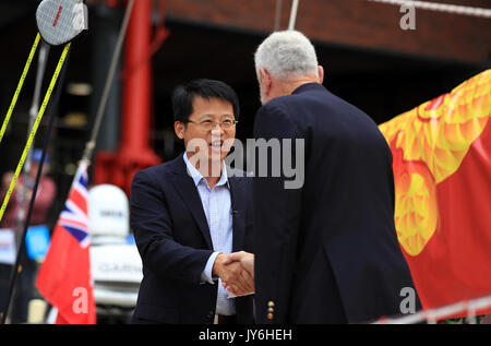 M. Qi Guanghui et Sir Robin Knox-Johnston au cours de la cérémonie de baptême de Shanghai à l'Albert Docks, Liverpool avant de démarrer ce dimanche de la Clipper Round the World yacht race. ASSOCIATION DE PRESSE Photo. Photo date : vendredi 18 août 2017. Crédit photo doit se lire : Tim Goode/PA Wire Banque D'Images
