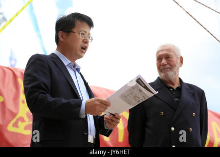 M. Qi Guanghui et Sir Robin Knox-Johnston au cours de la cérémonie de baptême de Shanghai à l'Albert Docks, Liverpool avant de démarrer ce dimanche de la Clipper Round the World yacht race. ASSOCIATION DE PRESSE Photo. Photo date : vendredi 18 août 2017. Crédit photo doit se lire : Tim Goode/PA Wire Banque D'Images