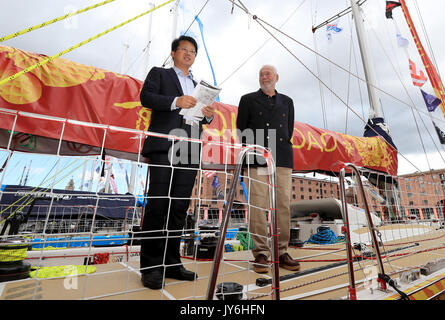 M. Qi Guanghui et Sir Robin Knox-Johnston au cours de la cérémonie de baptême de Shanghai à l'Albert Docks, Liverpool avant de démarrer ce dimanche de la Clipper Round the World yacht race. ASSOCIATION DE PRESSE Photo. Photo date : vendredi 18 août 2017. Crédit photo doit se lire : Tim Goode/PA Wire Banque D'Images