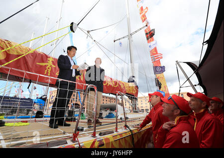 M. Qi Guanghui et Sir Robin Knox-Johnston au cours de la cérémonie de baptême de Shanghai à l'Albert Docks, Liverpool avant de démarrer ce dimanche de la Clipper Round the World yacht race. ASSOCIATION DE PRESSE Photo. Photo date : vendredi 18 août 2017. Crédit photo doit se lire : Tim Goode/PA Wire Banque D'Images