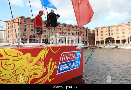M. Qi Guanghui et Sir Robin Knox-Johnston au cours de la cérémonie de baptême de Shanghai à l'Albert Docks, Liverpool avant de démarrer ce dimanche de la Clipper Round the World yacht race. ASSOCIATION DE PRESSE Photo. Photo date : vendredi 18 août 2017. Crédit photo doit se lire : Tim Goode/PA Wire Banque D'Images