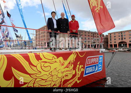 M. Qi Guanghui et Sir Robin Knox-Johnston avec voile skipper Chris Kobusch durant la cérémonie de baptême de Shanghai à l'Albert Docks, Liverpool avant de démarrer ce dimanche de la Clipper Round the World yacht race. ASSOCIATION DE PRESSE Photo. Photo date : vendredi 18 août 2017. Crédit photo doit se lire : Tim Goode/PA Wire Banque D'Images