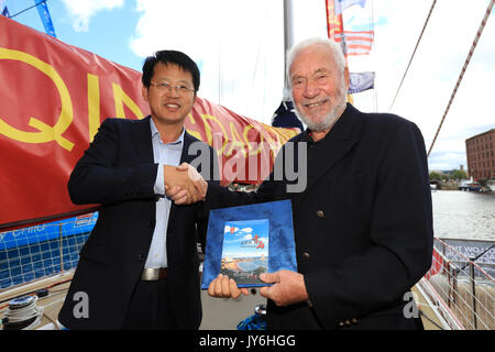 M. Qi Guanghui et Sir Robin Knox-Johnston au cours de la cérémonie de baptême de Shanghai à l'Albert Docks, Liverpool avant de démarrer ce dimanche de la Clipper Round the World yacht race. ASSOCIATION DE PRESSE Photo. Photo date : vendredi 18 août 2017. Crédit photo doit se lire : Tim Goode/PA Wire Banque D'Images
