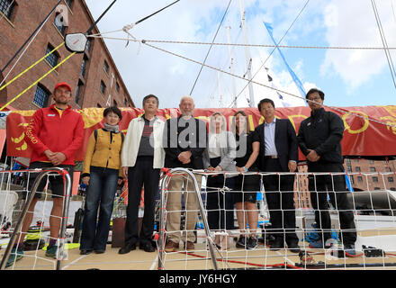 M. Qi Guanghui et Sir Robin Knox-Johnston avec voile skipper Chris Kobusch et réduite au cours de la cérémonie de baptême de Shanghai à l'Albert Docks, Liverpool avant de démarrer ce dimanche de la Clipper Round the World yacht race. ASSOCIATION DE PRESSE Photo. Photo date : vendredi 18 août 2017. Crédit photo doit se lire : Tim Goode/PA Wire Banque D'Images