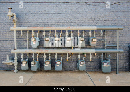 Un tableau de compteurs de gaz naturel gaz de mesure utilisée par les consommateurs individuels derrière un bâtiment dans un centre commercial. Norman, Oklahoma, USA. Banque D'Images