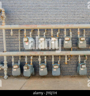 Un tableau de compteurs de gaz naturel gaz de mesure utilisée par les consommateurs individuels derrière un bâtiment dans un centre commercial. Norman, Oklahoma, USA. Banque D'Images