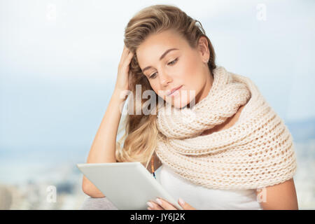 Portrait d'une belle femme intelligente qui travaille à la maison sur la tablette, la communication sans fil, fille d'étudiants faire leurs devoirs sur le pavé tactile, la vie moderne o Banque D'Images