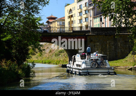 Bateaux de plaisance sur le Canal du Midi, Carcassonne, France Banque D'Images
