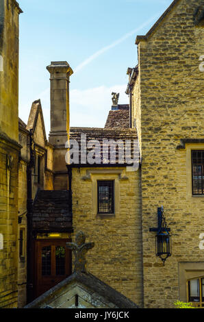 Des toits couverts de tuiles de couverture SAR, belle architecture anglaise, vieux toits, vintage Banque D'Images