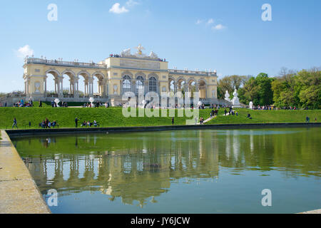 Vienne, AUTRICHE - avril 29th, 2017 : La Gloriette abrite un café et une terrasse d'observation qui offre une vue panoramique sur le Palais Schönbrunn et ses jardins, ciel clair avec quelques nuages et de réflexion dans l'eau Banque D'Images