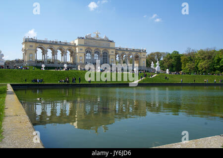 Vienne, AUTRICHE - avril 29th, 2017 : La Gloriette abrite un café et une terrasse d'observation qui offre une vue panoramique sur le Palais Schönbrunn et ses jardins, ciel clair avec quelques nuages et de réflexion dans l'eau Banque D'Images