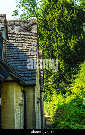 Des toits couverts de tuiles de couverture SAR, belle architecture anglaise, vieux toits, vintage Banque D'Images