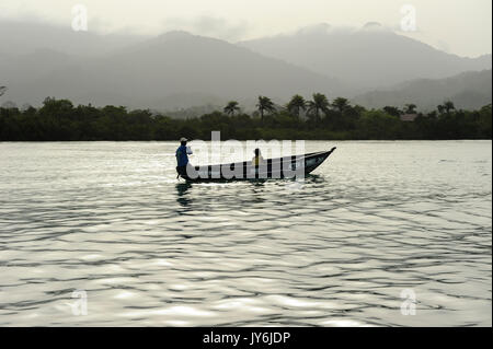 SIERRA LEONE, voyage en bateau le long de la côte de l'océan atlantique de la rivière No 2 à Tombo, village de pêcheurs, derrière la forêt protégée et la nature de la péninsule de la région occidentale, Black Johnson Beach Banque D'Images