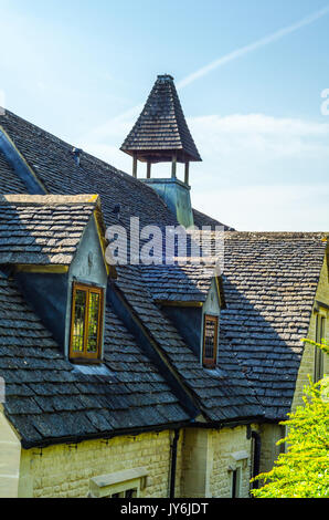 Des toits couverts de tuiles de couverture SAR, belle architecture anglaise, vieux toits, vintage Banque D'Images