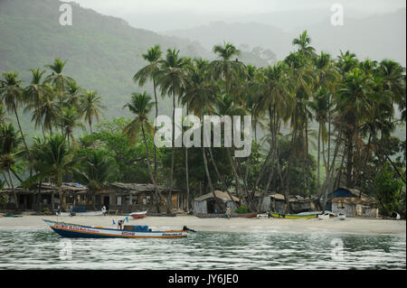 SIERRA LEONE, excursion en bateau le long de la côte de l'océan Atlantique, du River no 2 à Tombo, village de pêcheurs, derrière des aires forestières et de la nature de la péninsule de l'Ouest, village de pêcheurs à petite échelle et de l'autre pêcheur avec bateau en bois Banque D'Images