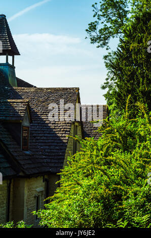 Des toits couverts de tuiles de couverture SAR, belle architecture anglaise, vieux toits, vintage Banque D'Images