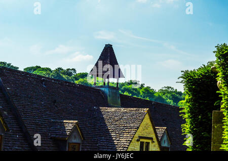 Des toits couverts de tuiles de couverture SAR, belle architecture anglaise, vieux toits, vintage Banque D'Images