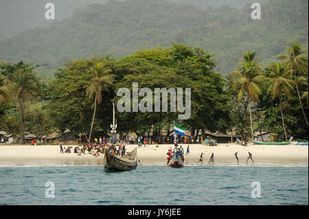 SIERRA LEONE, excursion en bateau le long de la côte de l'océan Atlantique, du River no 2 à Tombo, village de pêcheurs, derrière des aires forestières et de la nature de la péninsule de l'Ouest, village de pêcheurs à petite échelle et de l'autre pêcheur avec bateau en bois Banque D'Images