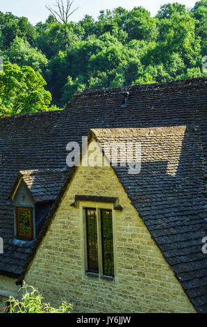 Des toits couverts de tuiles de couverture SAR, belle architecture anglaise, vieux toits, vintage Banque D'Images