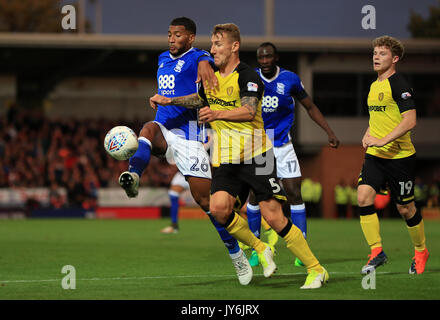 Birmingham City's David Davis (à gauche) et Burton Albion's Kyle McFadzean pendant le ciel parier match de championnat au stade de Pirelli, Burton. Banque D'Images