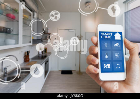 Interface Smart home application pour smartphone sur l'écran avec la réalité augmentée (AR) vue de l'internet des objets (IOT) objets connectés dans l'appartement interio Banque D'Images