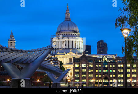 La nuit la vue sur le dôme de la cathédrale Saint-Paul, ville de Londres. Banque D'Images