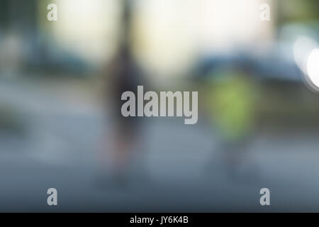Gens fond abstrait flou, méconnaissable silhouettes de personnes marchant sur une rue. Banque D'Images