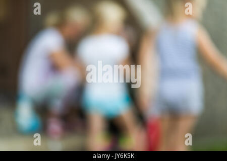 L'aire de jeu en ville. et de flou artistique flou image pour le fond de l'aire de jeux, activités au parc public. enfant balançoires sur kids colorés modernes Banque D'Images