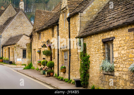 Pittoresque typique des chalets Le village de Castle Combe dans les Cotswolds Banque D'Images