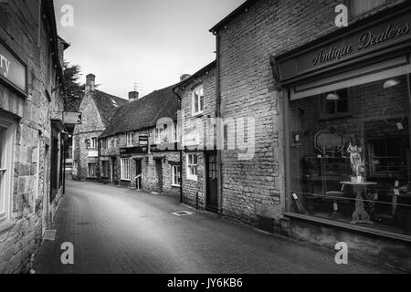 Une vue en noir et blanc d'une ancienne boutique d'antiquités dans la région des Cotswolds, en Angleterre Banque D'Images