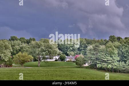 Thunder clouds moving dans plus de la ferme Banque D'Images