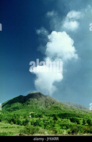 Montserrat, Antilles. Éruption du volcan Soufrière Hills à la fin de 1996 avant de grandes éruptions ont détruit une grande partie de l'infrastructure de l'île en 1997. Banque D'Images